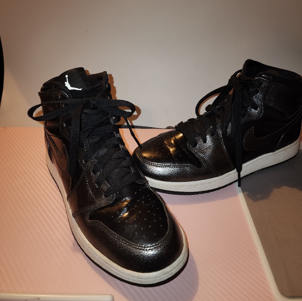Air Jordan 1 Retro High Boys Size 7Y